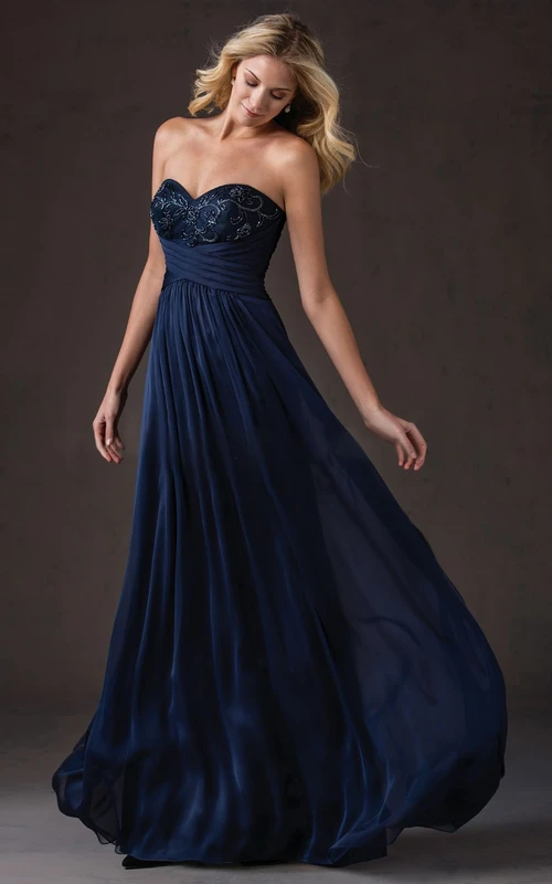 Vestido largo estilo imperio con escote corazón, abalorios y apliques.