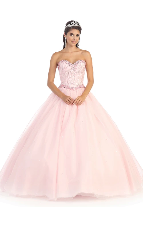 Robe de bal longue sans manches en tulle à décolleté cœur ornée de perles