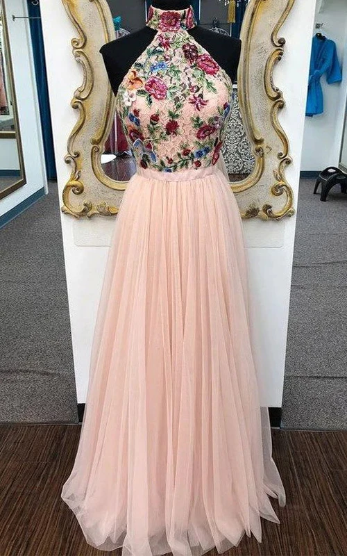 Vestido de fiesta de tul sin mangas con cuello alto y corte imperio, con apliques florales.