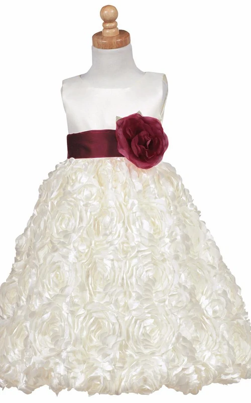 Teelanges, gestuftes Satin-Blumenmädchenkleid