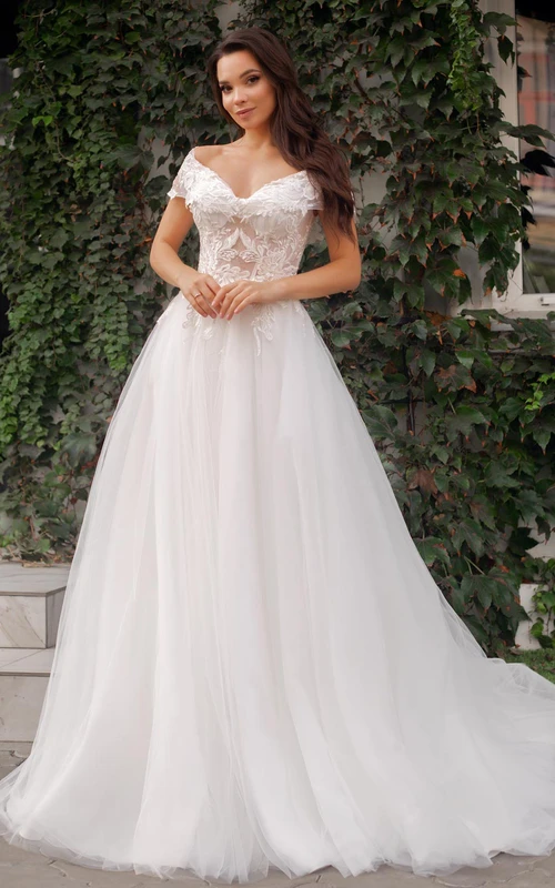 Robe de bal décontractée à épaules dénudées, en tulle, avec traîne et fronces.