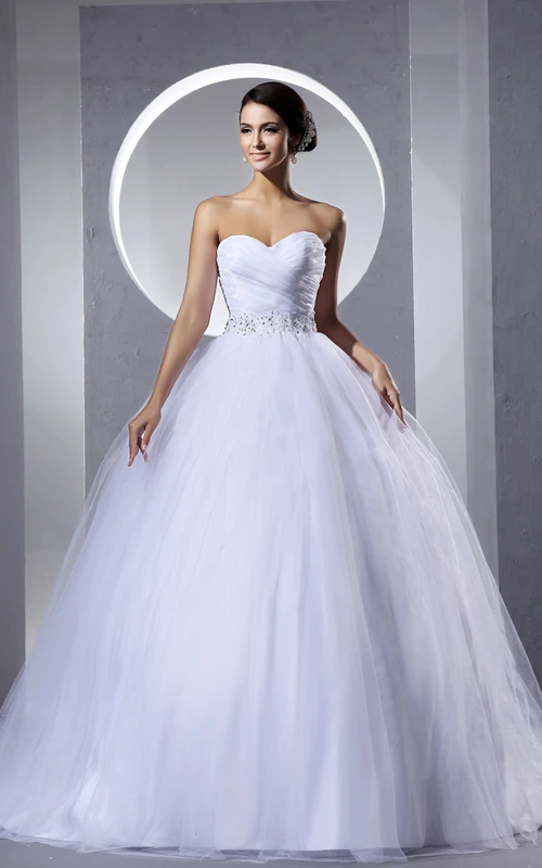 Vestido de gala de corte A con fruncido cruzado, fajín con cuentas y pliegues.