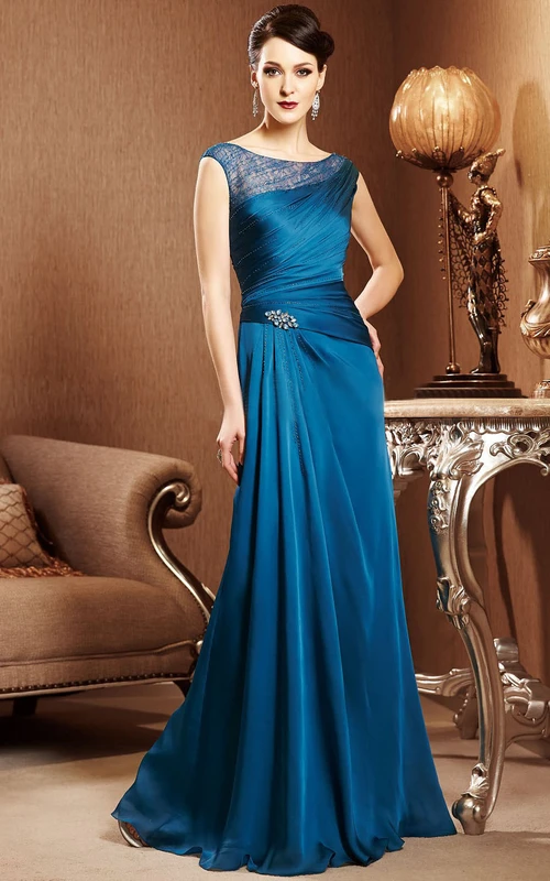 Langes, ärmelloses Brautmutterkleid mit Kristallen und Raffungen