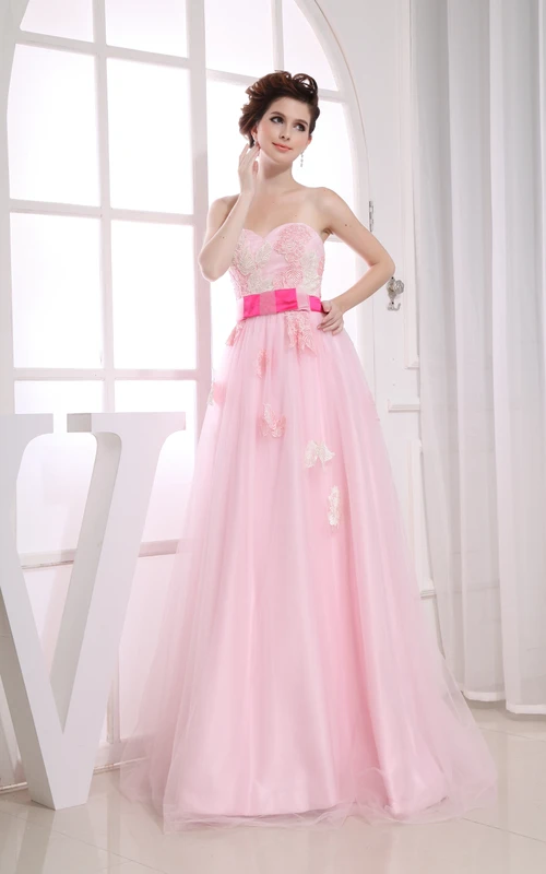 Precioso vestido de corte A con apliques de escote corazón y superposición de tul.