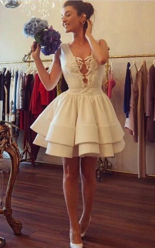 Sexy kurzes Cocktailkleid mit tiefem V-Ausschnitt und Rüschenapplikationen