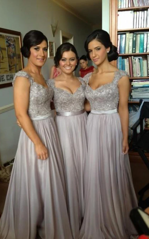 Robe à col en V en mousseline de soie, dentelle, sequins et perles, manches courtes