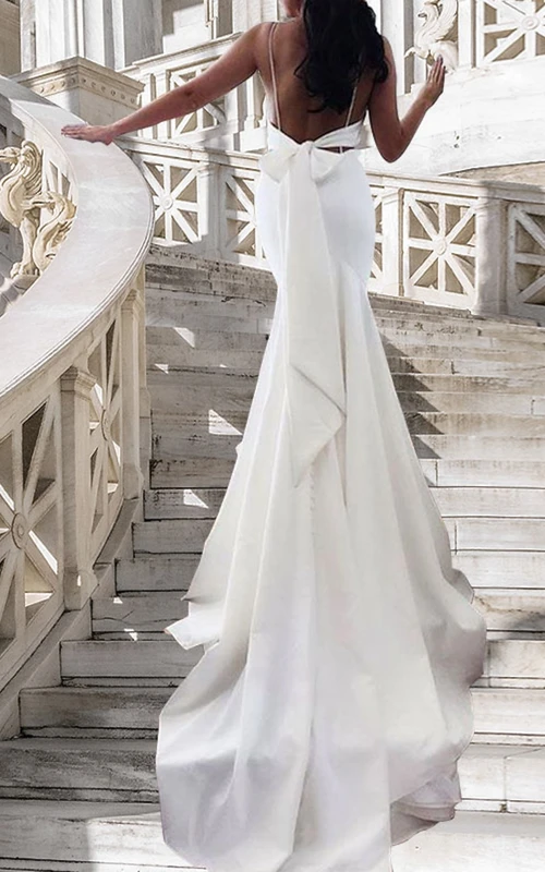 Vestido de novia minimalista de satén estilo sirena con tirantes finos.
