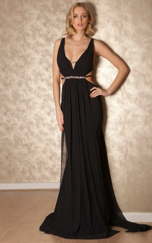 Vestido de fiesta largo de gasa sin mangas con escote en V adornado con joyas y pliegues.
