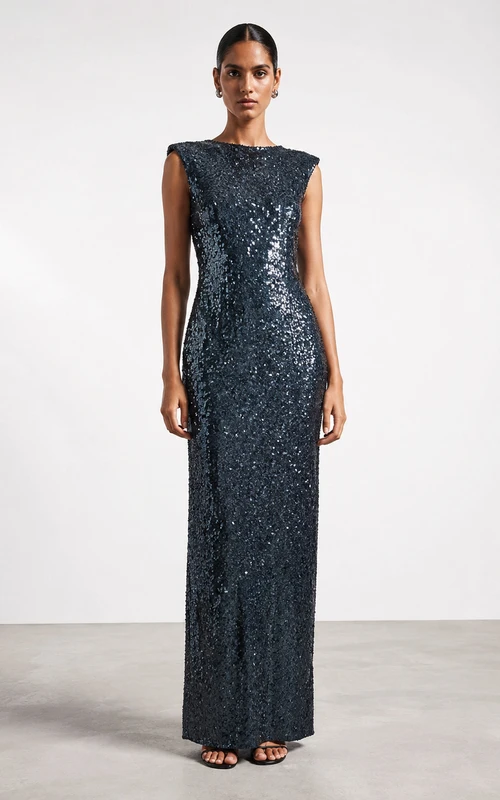 Robe de soirée fourreau à sequins ornée de bijoux, sans manches et longue jusqu'au sol.
