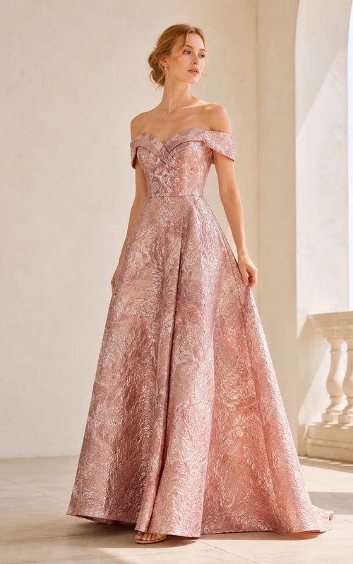 Vestido de gala de corte A con hombros descubiertos en color rosa empolvado y satén texturizado.