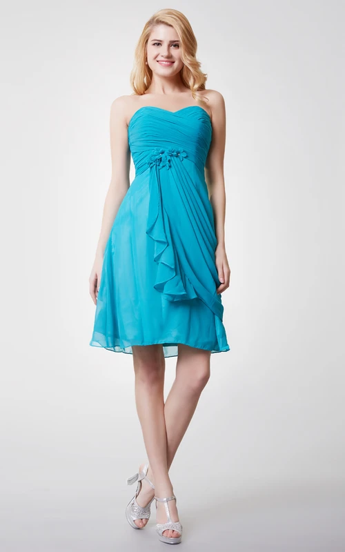 Trägerloses, gerafftes kurzes Chiffonkleid mit seitlicher Drapierung