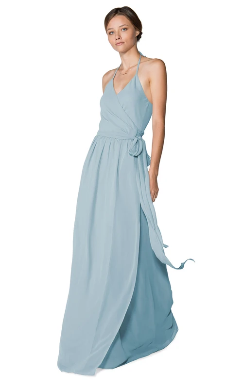 Robe longue en mousseline somptueuse à col halter et à volants