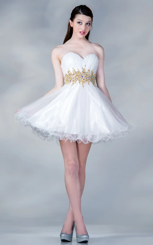 Minivestido de satén sin mangas con escote corazón y corte en A, volantes y adornos en la cintura.