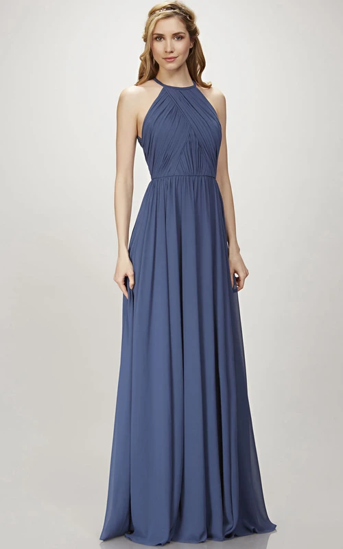 Robe de demoiselle d'honneur bleue en mousseline de soie, coupe trapèze, dos nu plissé, sans manches, avec décolleté en A et dos en forme de goutte.