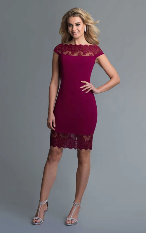 Bleistiftlanges, knielanges Jerseykleid mit U-Boot-Ausschnitt und kurzen Ärmeln sowie Illusionseffekt und Spitze