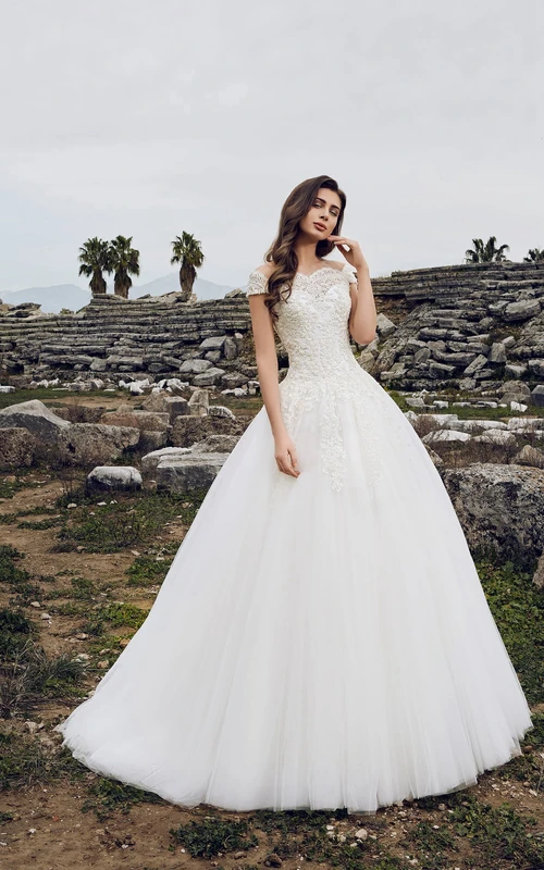 Kleid aus Tüll mit Muschelkanten-Ausschnitt, schulterfrei, Applikationen und Knopfleiste am Rücken