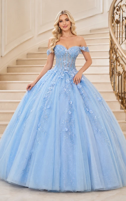 Vestido de baile romántico de princesa azul cielo con escote corazón y tul floral, estilo quinceañera, sin hombros y con escote corazón.