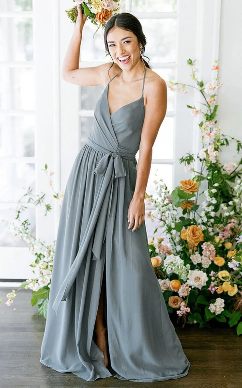 Vestido de dama de honor de gasa satinada, sin mangas, con escote halter, cola larga, corte en A, fajín y abertura frontal.