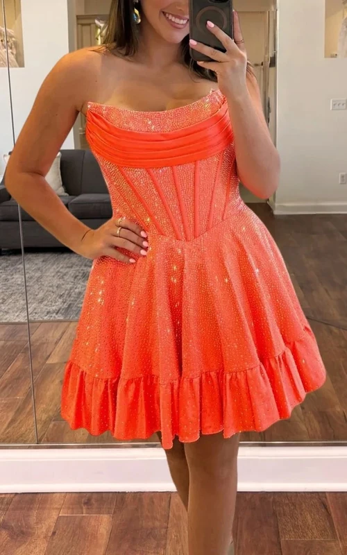 Vestido naranja sin tirantes con lentejuelas y volantes