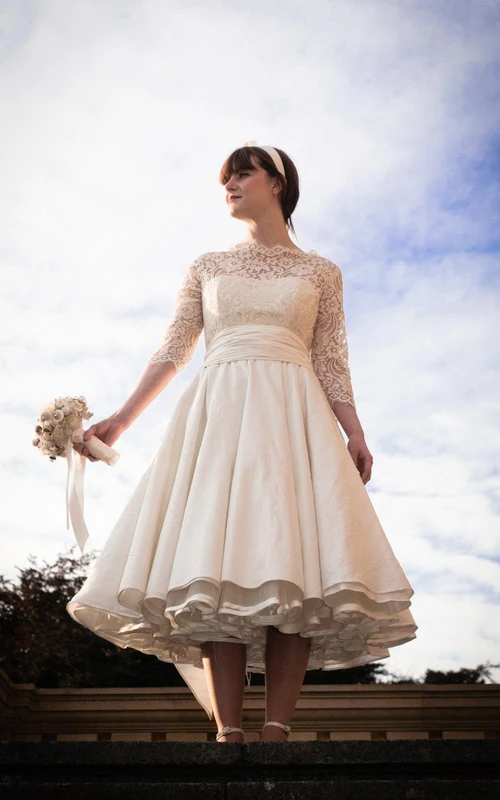 Vestido de novia de tafetán de corte A con mangas cortas y escote alto, de ilusión óptica y largo hasta la rodilla