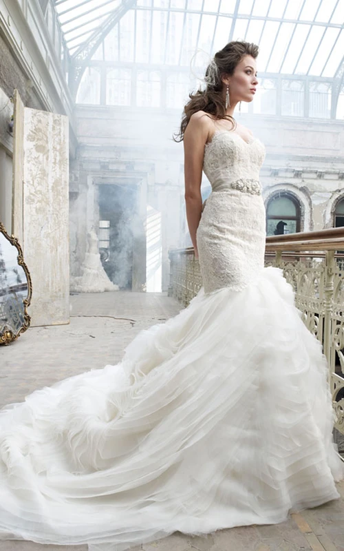 Magnifique robe en organza de dentelle à décolleté cœur et ceinture à ruban ornée de bijoux