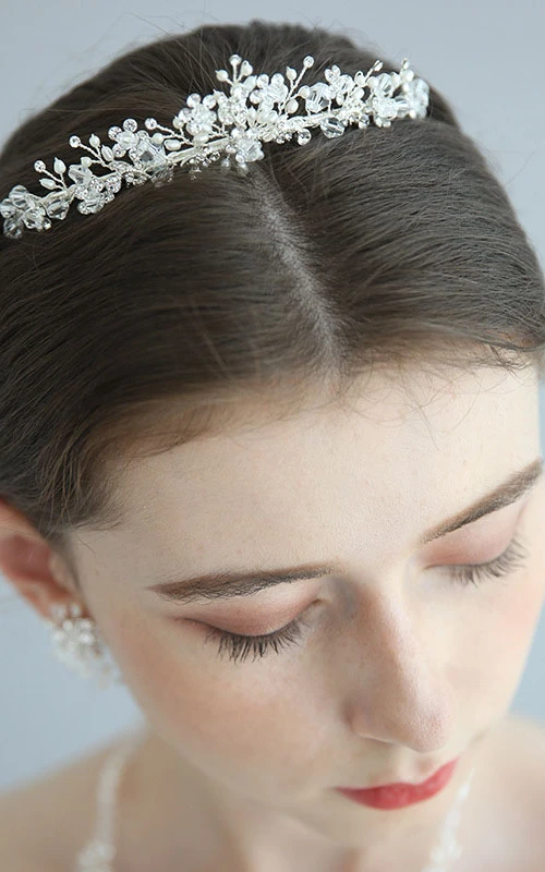 Elegante silberne Brautkette mit Strassperlen, passenden Ohrringen und Krone – dazu eine Halskette, Ohrringe und ein Kranz.