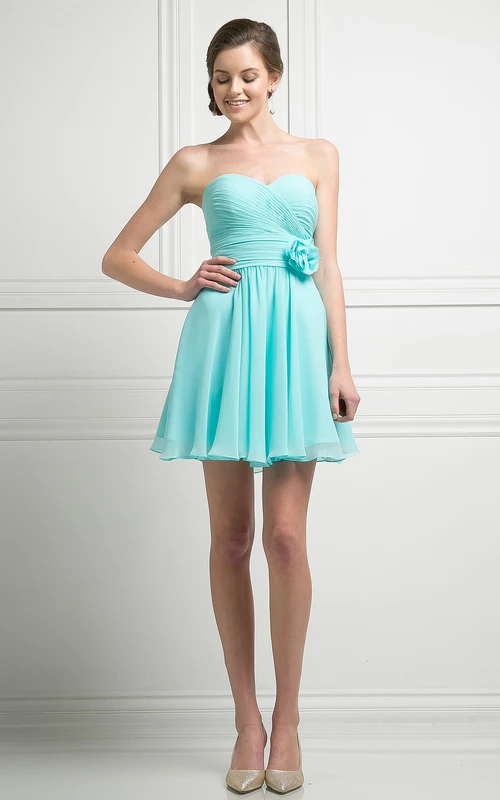 Kurzes, a-Linienförmiges Chiffonkleid mit herzförmigem Rückenausschnitt, Korsettschnürung, gekreuzten Verzierungen und Blumenmuster
