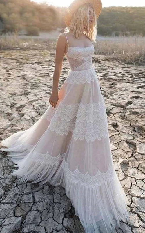 Vestido de novia informal de corte imperio, estilo bohemio campestre, color rosa palo, con tirantes finos.