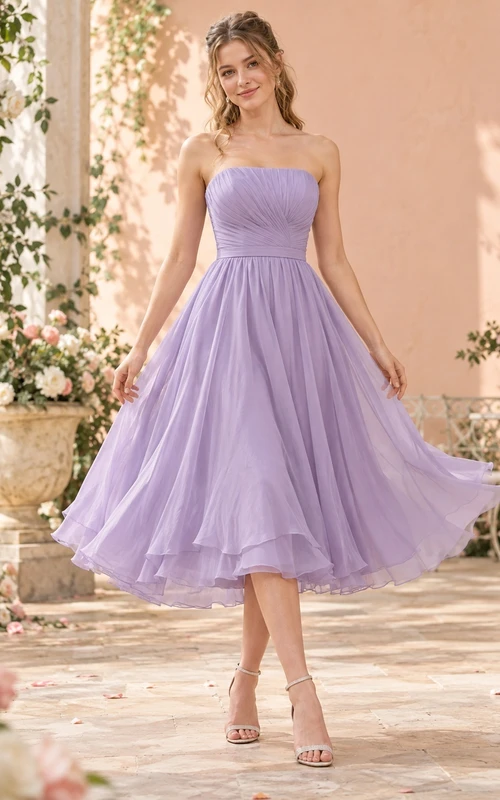 Vestido de fiesta vintage de gasa fluida, color lavanda, sin tirantes, con corpiño fruncido y largo hasta la rodilla.