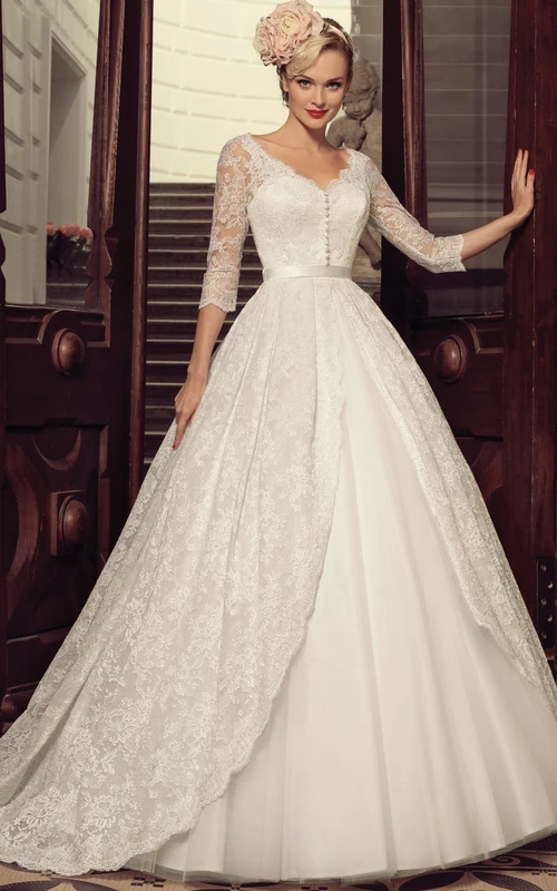 Vestido de novia moderno de tul hasta el suelo, de manga corta y fruncido.