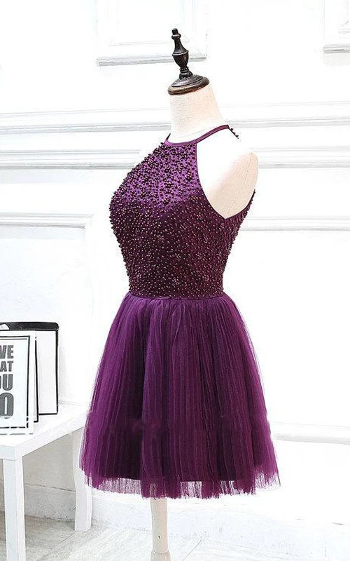 Robe courte dos nu ornée de perles et plissée