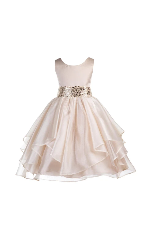 Robe de bal sans manches en organza à plusieurs épaisseurs, décolleté rond et ceinture à sequins