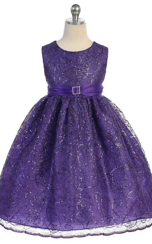 Robe de demoiselle d'honneur mi-longue à volants, ornée de perles, de sequins et d'organza, avec ceinture.