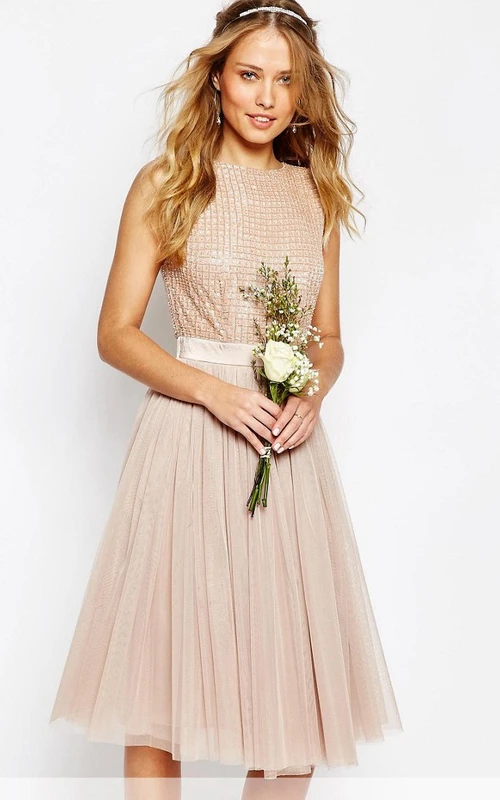 Vestido de dama de honor de tul con cuentas, sin mangas y cuello joya, hasta la rodilla