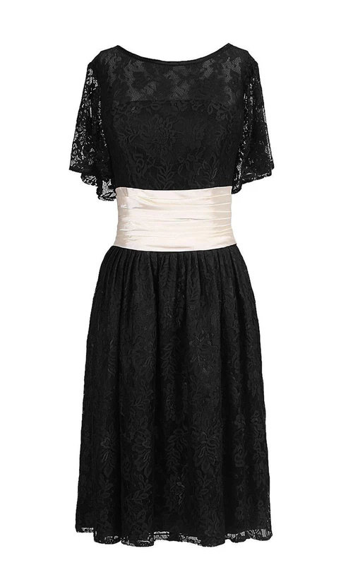 Robe trapèze en dentelle à manches courtes et taille froncée