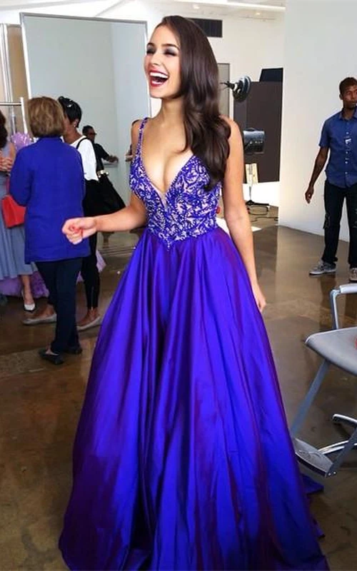 Elegantes, königsblaues Ballkleid mit V-Ausschnitt, ärmellos und bodenlang, aus Spitze.