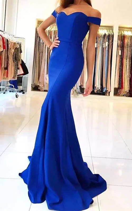 Schulterfreies, kurzes Trompetenkleid aus Satin mit kurzen Ärmeln und Schleppe