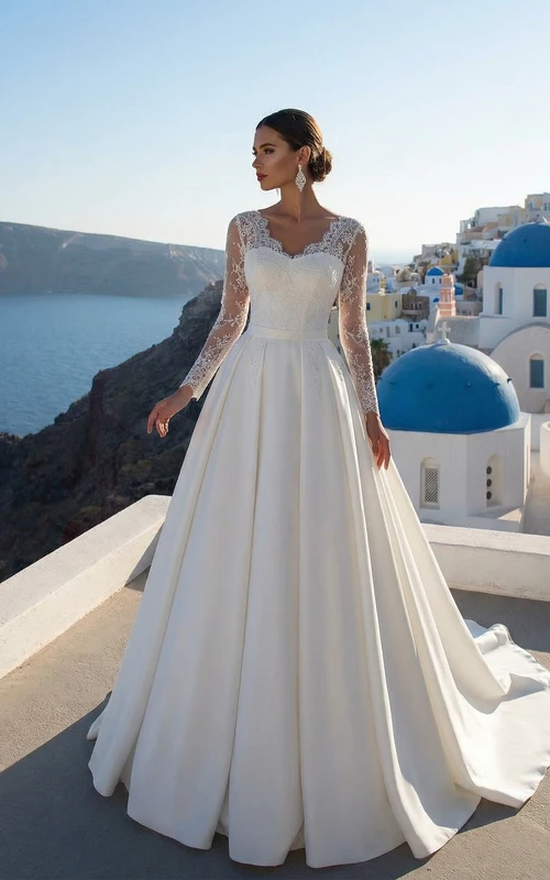 Robe de mariée en satin, style bal, avec manches longues en dentelle et traîne cathédrale