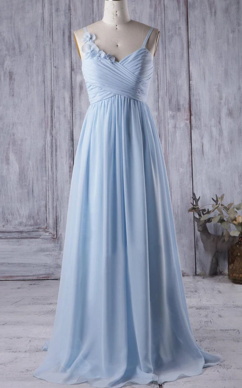 Vestido largo de gasa plisada con tirantes finos y escote cruzado, corte en A y estampado floral.