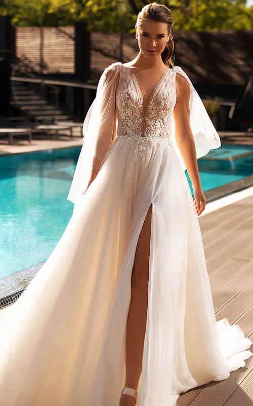 Robe de mariée de plage moderne en tulle illusion, sans manches, fendue sur le devant, ornée d'appliqués de dentelle et de bretelles.