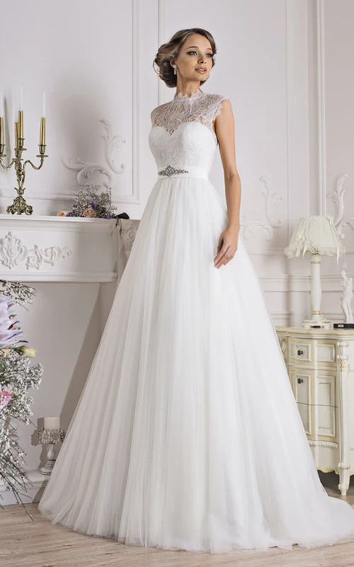 Robe longue trapèze en tulle illusion sans manches à col montant et col montant, ornée de bijoux de taille.