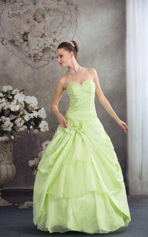 Robe de bal à sequins et fleurs, ornée d'un cœur
