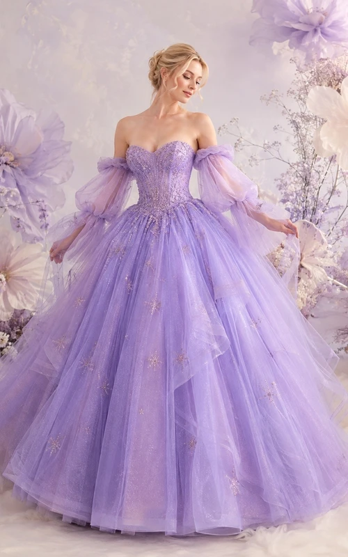 Vestido de gala romántico de tul con hombros descubiertos en color lavanda.