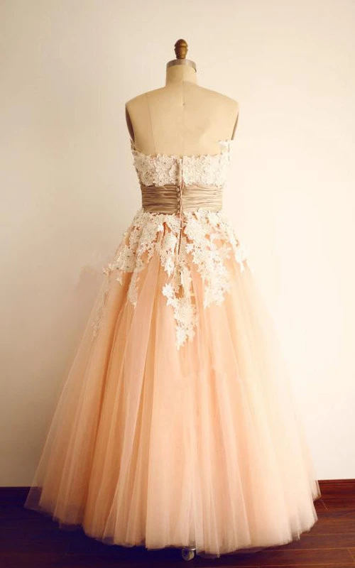 Vestido largo de corte A con pliegues y apliques.