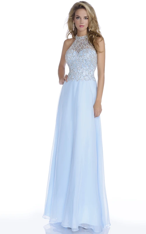 Vestido largo de fiesta de gasa con corpiño adornado con joyas y espalda descubierta.