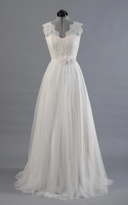 Robe sans manches en tulle trapèze avec encolure festonnée et corsage en dentelle
