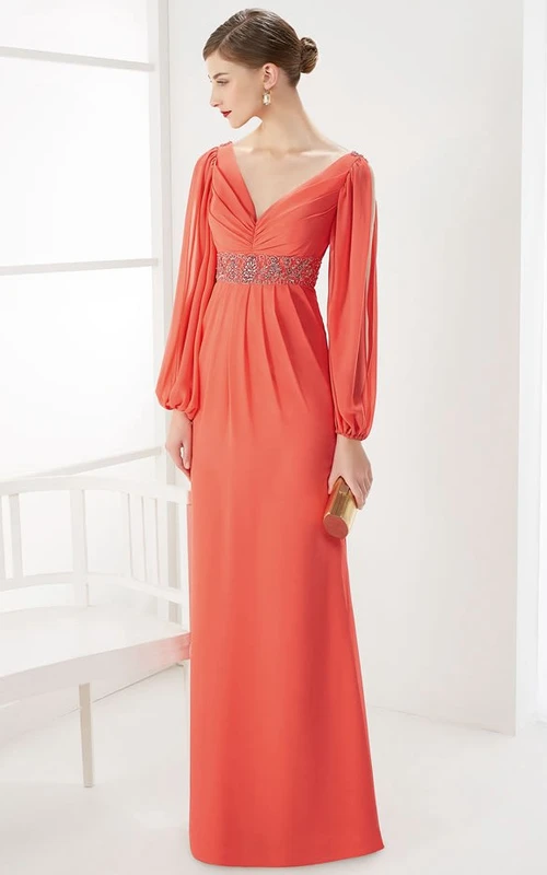 Vestido largo de fiesta con escote imperio, espalda en V, mangas largas con abertura y tirantes finos en la espalda.