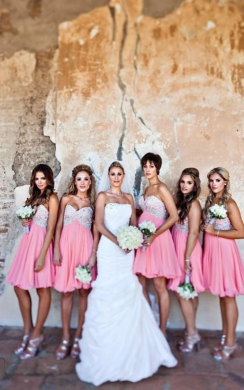 Glamouröses, ärmelloses, kurzes Brautjungfernkleid aus Chiffon in Blush mit Strasssteinen und Herzausschnitt