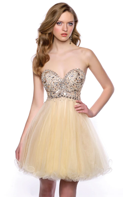 Vestido corto de tul con escote corazón y corte en A, ideal para fiestas de bienvenida, con adornos de cristal.