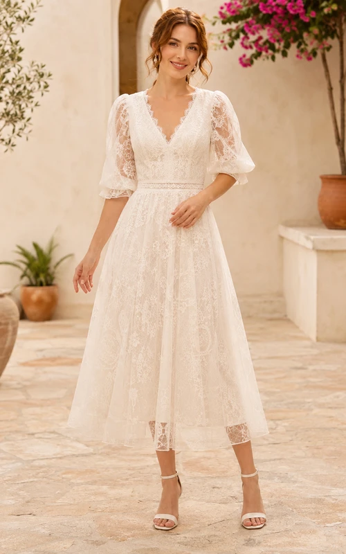 Vestido de cóctel romántico vintage con escote en V, mangas abullonadas, encaje plisado, corte en A y largo hasta la rodilla.